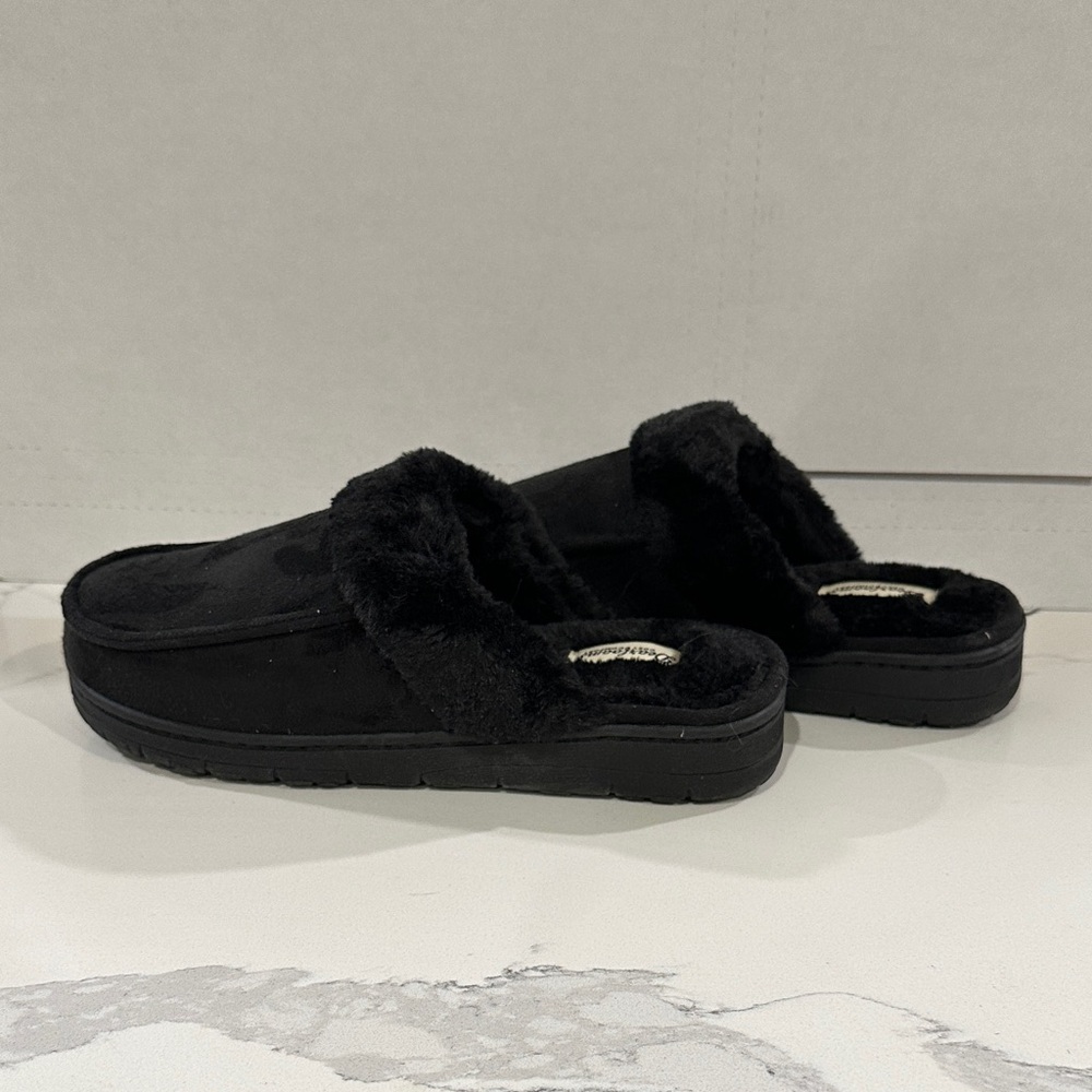 New. Dearfoams Black Faux Fur Women's Slippers